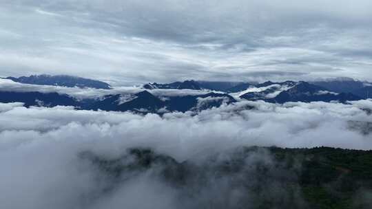 川西王岗坪景区航拍云海雪山壮丽风光