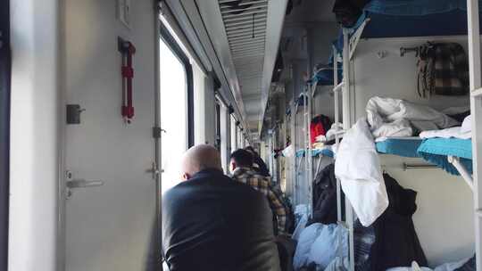 绿皮火车 男子在火车卧铺车厢看向窗外