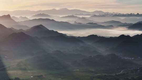 山峦云雾自然风光
