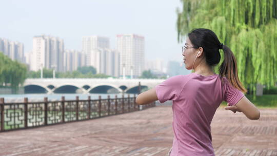 戴运动手表的中国人女性运动前作热身运动