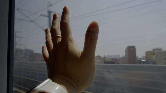 广州南站乘客高铁站旅客窗外