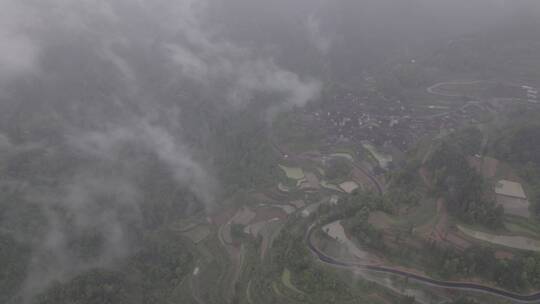 航拍雨中云雾缭绕的湖南十八洞村