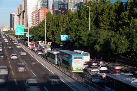 北京东三环大望路日出早高峰进城车流繁忙