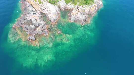 航拍海上岩石岛屿