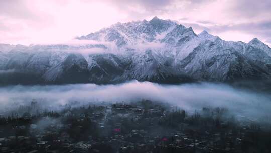 巍峨的雪山大气航拍