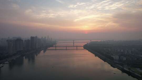 湖北襄阳城市清晨迷雾航拍
