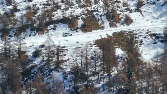 航拍雪后公路行车