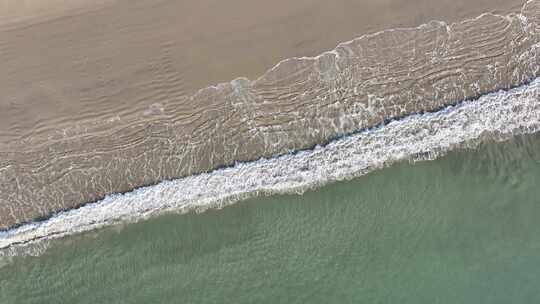 海边沙滩海水海浪上升