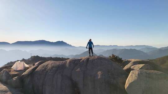 登山者露营眺望壮丽山河