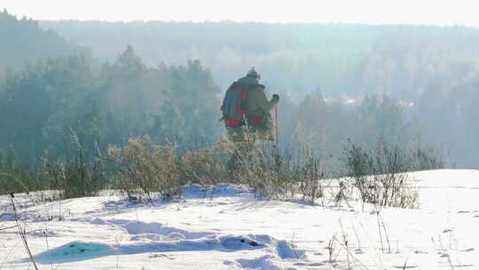 在大雪纷飞的山上徒步的登山者