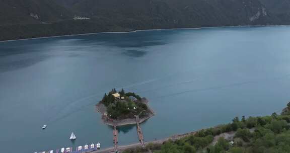 西藏林芝地区巴松错村庄神湖春色高空航拍