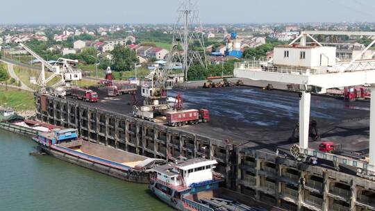 航拍船舶码头卸煤作业