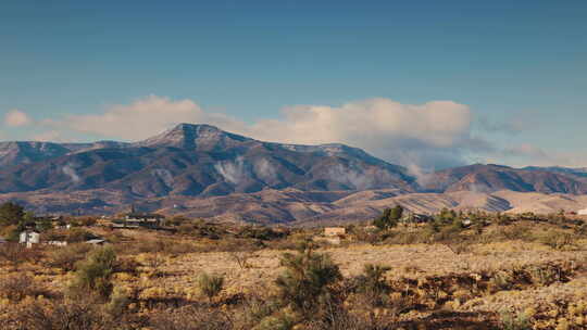 亚利桑那州克拉克代尔和明格斯山上空的低云