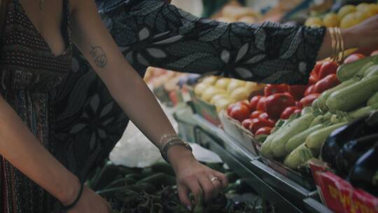 女人在市场挑选水果蔬菜视频素材模板下载