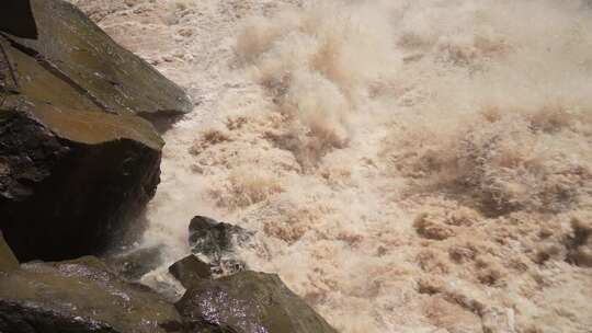 虎跳峡江水波涛汹涌升格慢动作金沙江浪花视频素材模板下载