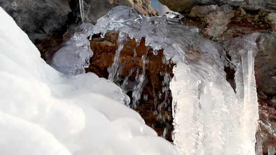 春暖花开冰雪融化滴水泉水空镜