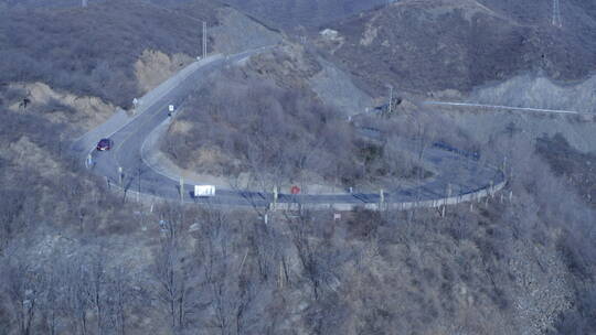 航拍红色汽车 山路行驶  u型弯道 侧面角度