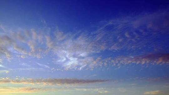 早晨的云彩衬托着蓝天视频素材模板下载