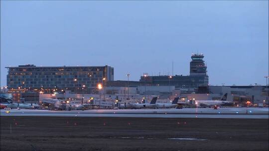 黄昏时分的机场景观视频素材模板下载