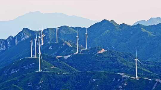 夏季绿色高山蓝天白云与风力发电机组