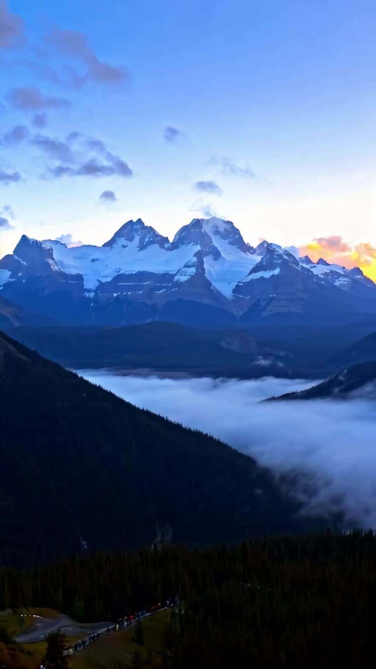 雪山云海日出自然景观
