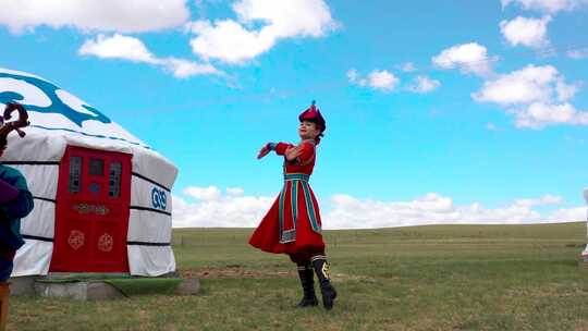 4K草原上蒙古人跳舞