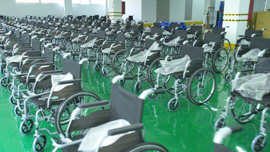 工厂里出厂的轮椅器械