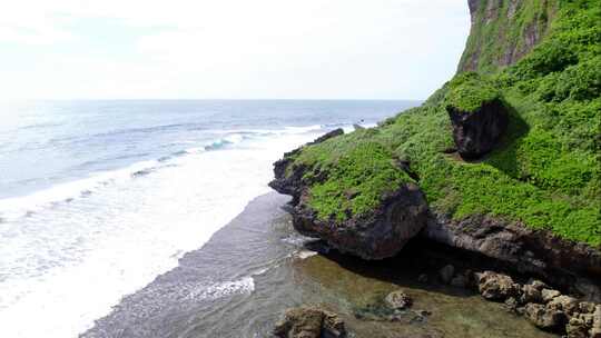 4k风景航拍悬崖边的海浪拍打岩石