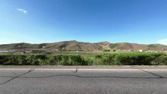 开车行驶在草原道路中  第一视角草原风景