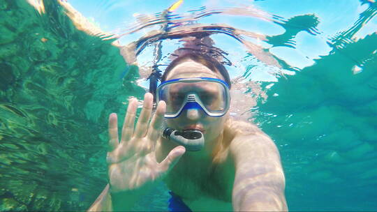 潜水员在水下对着镜头自拍视频素材模板下载