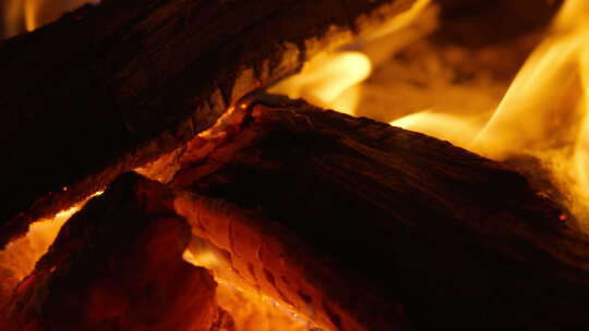 燃烧的柴火焰木炭篝火农村大灶视频素材模板下载