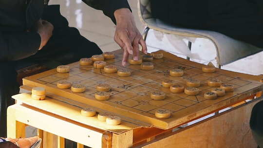 公园下象棋的大爷