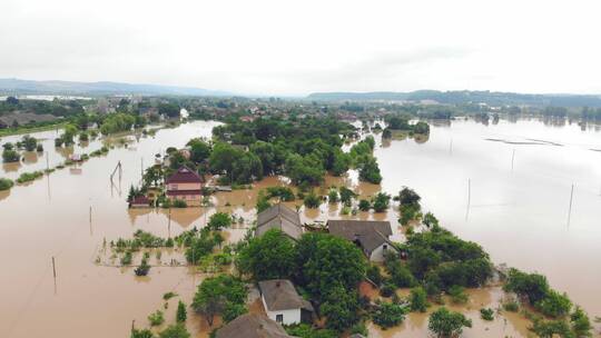 暴风雨过后被洪水淹没的村庄