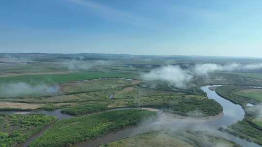 航拍原野湿地河流晨雾薄雾视频素材模板下载