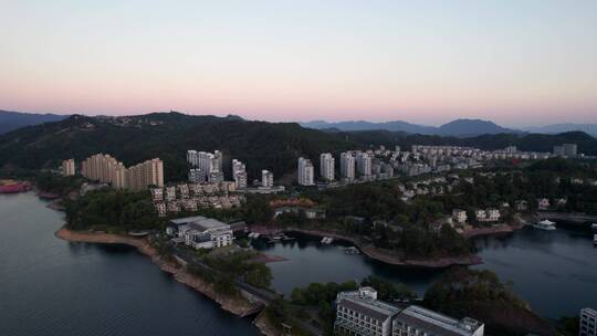 4k 航拍日落下的杭州千岛湖山水景区