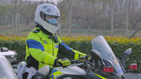 骑摩托车的交警白天路面执勤