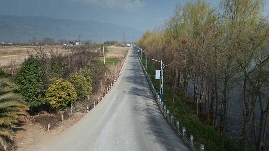 云南高原湖泊风光湖岸公路