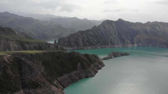 航拍 俯瞰新疆肯斯瓦特水库 绿色的水