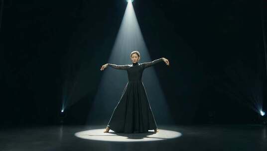 舞者舞台中央舞蹈表演