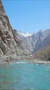 晴朗的天气，新疆喀什库尔干河风景。