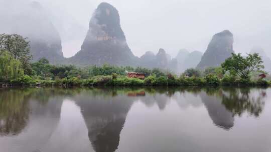 雨天湖景倒映绿树青山的宁静画面