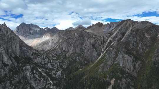 航拍气势宏伟的中国四川甘孜措普沟高山风景