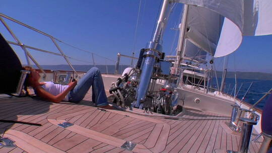 女人躺在帆船的甲板上