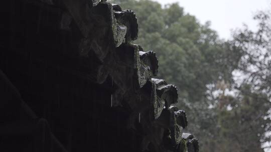 苏州园林古建筑屋檐下雨滴水特写镜头
