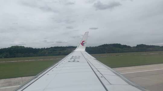 飞机窗外风景第一视角机翼机场飞机起飞起跑视频素材模板下载