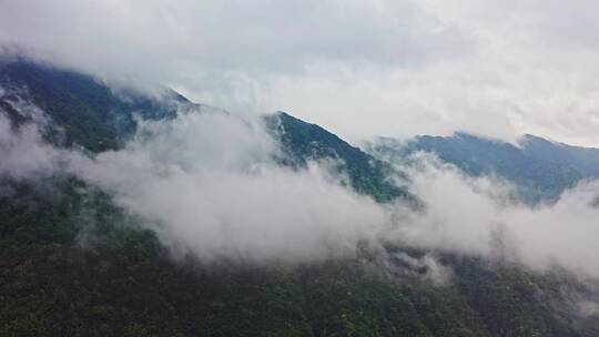 大山山脉云雾上升