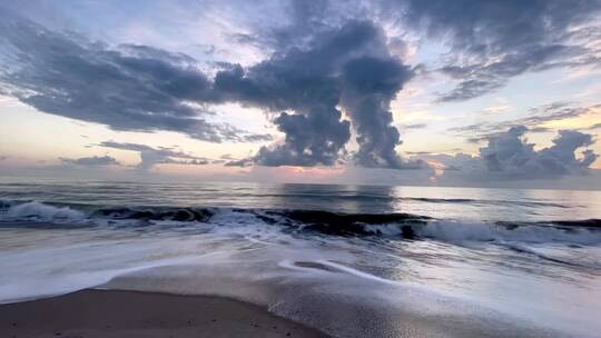 傍晚夕阳海边海浪云彩晚霞唯美