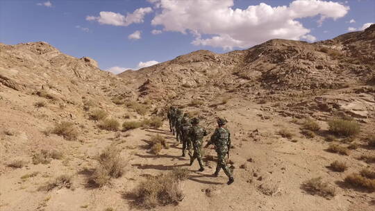航拍边防战士在沙漠戈壁中巡逻 上坡 中景
