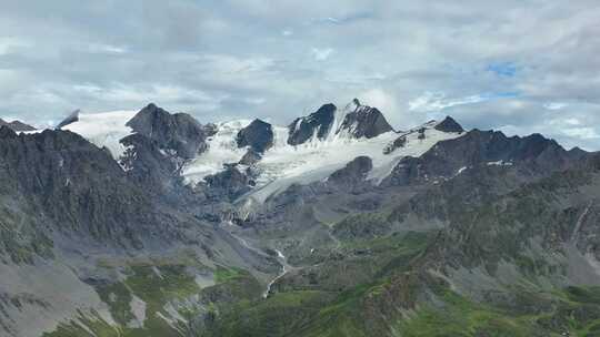 航拍川西格聂山区阿萨贡格雪山草原风光