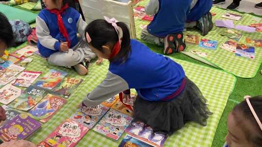 读书节济南小学生参与书本市集